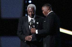 乐鱼体育官方登录网站-NBA第三人！威少为大O颁发阿瑟-阿什勇气奖杯