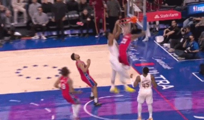 乐鱼体育官方登录网站-这球是真的炸裂😲亨特快攻中起飞骑扣恩比德 大帝跪倒在地