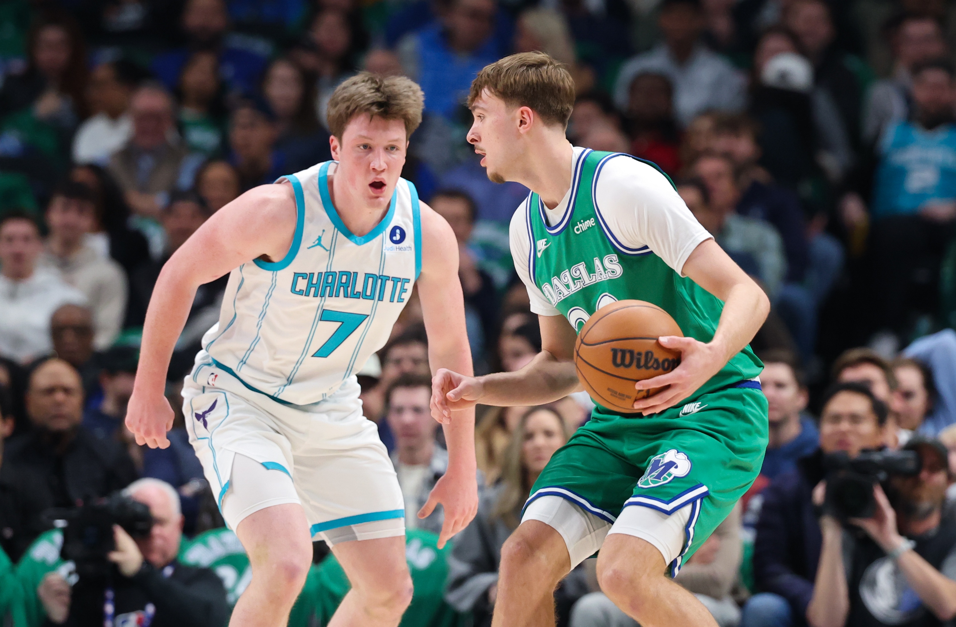 Leyu Sports-经典舍友之战令最佳新秀之争悬念丛生 从搭档变对手斩不断兄弟情